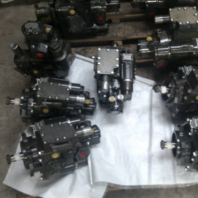 Harvester hydraulic pumps